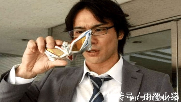 变身器|奥特曼都有变身器,欧布两个,捷德三个,这个奥特曼有四个!