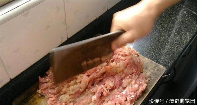 宝妈|“你剁肉吵醒我孙子了!”熊家长上门质问,宝妈霸气回怼很解气