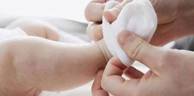 差别|“穿鞋早”和“总光脚”的孩子,长大后差别大,父母要注意别犯错