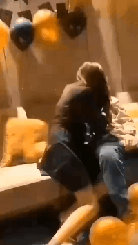 |搞笑GIF:妹子厉害了啊,这就是胳膊肘往外拐吧