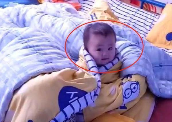 动画片|妈妈边上睡觉，“萌娃”自己看电视，最后这小表情“亮”了