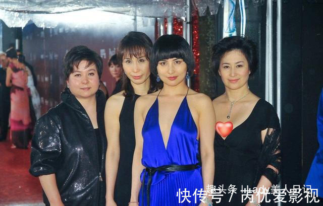 姐姐们 何超琼换发型好精神,四姐妹同台她最显年轻靓丽,站C位不怒自威