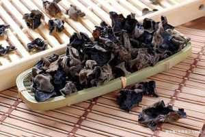 泡木耳时,别再直接用水泡,学会饭店这方法,木耳发得又快又干净