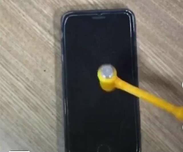 美术生!美术老师比美术生还皮,画个手机以假乱真,连画纸都不需要