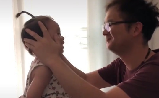 教训|“假正经奶爸”教训女儿火了,打败你的不是天真,是“憋不住”!