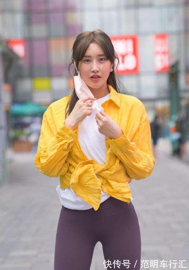 健美裤 深蓝色牛仔打底裤搭银色单鞋,穿出潮流的街头风,有女性的俏皮感