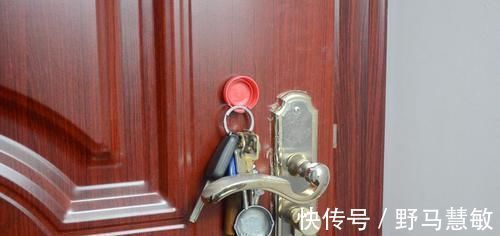 卖废品时，记得把塑料瓶盖拧下来，留在家中特别值钱，都学学吧