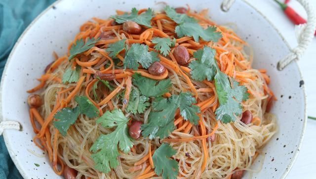 爽滑|晒晒我的午餐,爽滑可口,又酸又辣很入味,同事看到都想夹一筷子