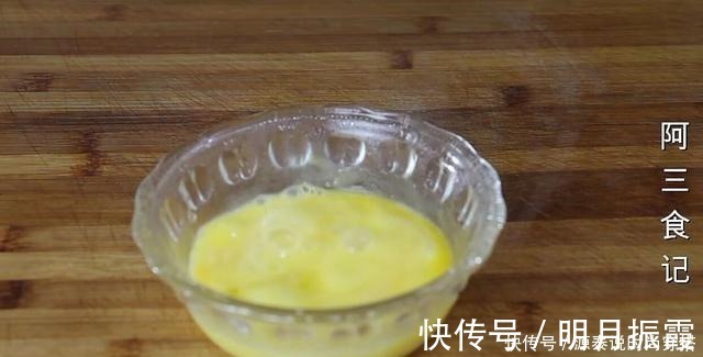 天冷了,苹果别直接吃,淋入鸡蛋液,香甜酥脆又解馋,比肉还香