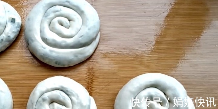 家常韭菜盒子,比买的还美味,拌韭菜馅讲解详细,学会都可以开店