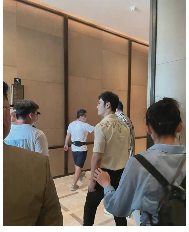 姚安娜|《中餐厅5》开拍，43岁的黄晓明被猛夸少年感，真的不过分吗？