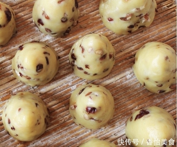 不放面粉,不放酵母,做家人爱吃的馒头,软糯香甜,一锅不够吃