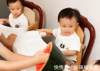 勺子|三胞胎妹妹不愿意喝奶,哥哥想出的方法,妈妈看到笑弯了腰