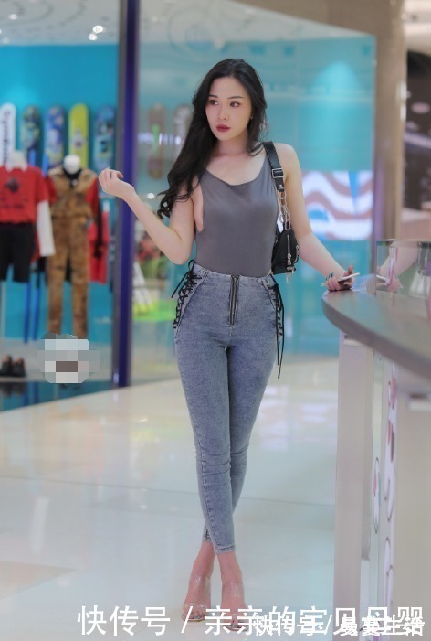 牛仔裤|长发披肩的姑娘,这牛仔裤侧面还要“系带”,看着都麻烦!