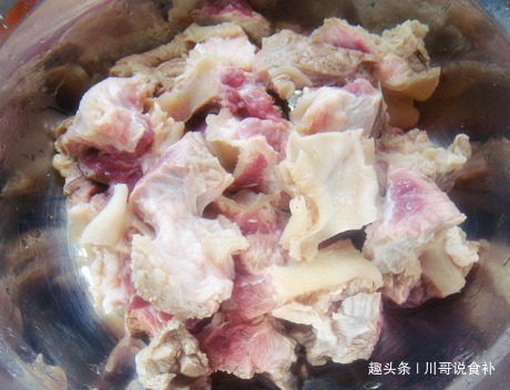 人直接炖|炖牛肉时,直接炖还是先焯水大厨教我正确做法,牛肉软烂还不腥