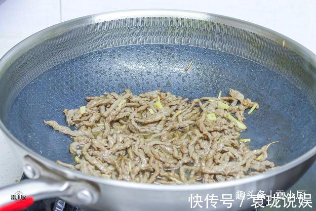 俩人|母女俩人的晚餐，一荤一素，成本25块钱，全部吃完不浪费