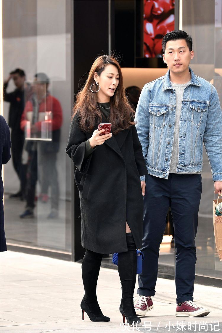 美女 街拍:美女?毛边牛仔短裤蕾丝边的设计,搭配细跟鞋,非常时尚!