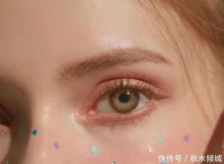 女生眼睛有这“3标志”，天生自带“眼妆”，00后的学生党赶快学起来吧