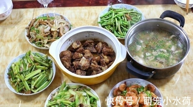 8个人的晚餐,一桌菜花费不到200元,网友:羡慕四线城市的生活
