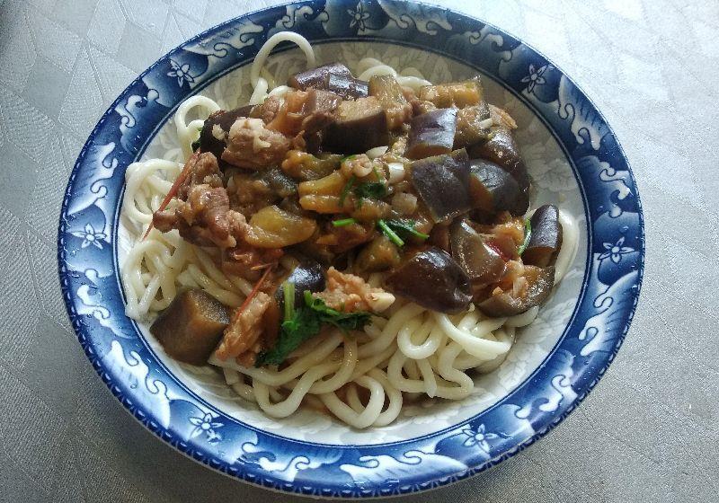 面条|明日中伏要吃面,茄子卤面做得好,咸香有味,全是小时候的味道