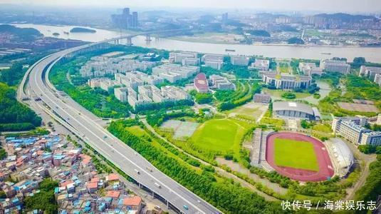 广州“巨无霸”火车站,斥资130亿修建,是天安门广场的30倍