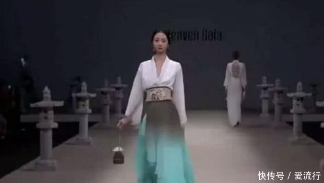 如今|它是中国的传统民族服饰,如今却惊艳了整个时装周,你看了么?