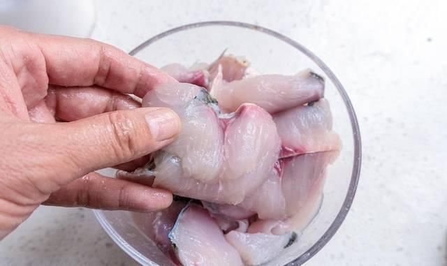 大厨|做酸菜鱼时，有人用淀粉，有人用蛋液大厨教你正确做法，太香了