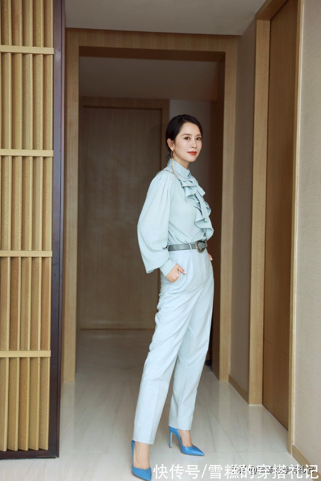 日落黄 40岁左右的女人,衣服尽量不要穿驼色和灰色,其实这些更气质显白