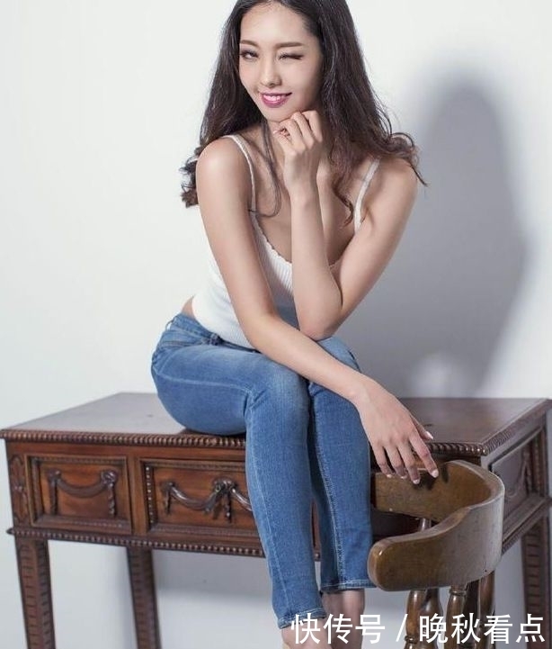 靓丽|靓丽充满个性的小姐姐,身穿紧身牛仔裤,秀出凹凸有致的身材!