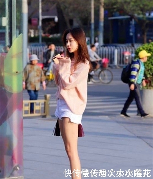 街拍身材高挑的小美女,穿粉色露肩短裙,很美哦