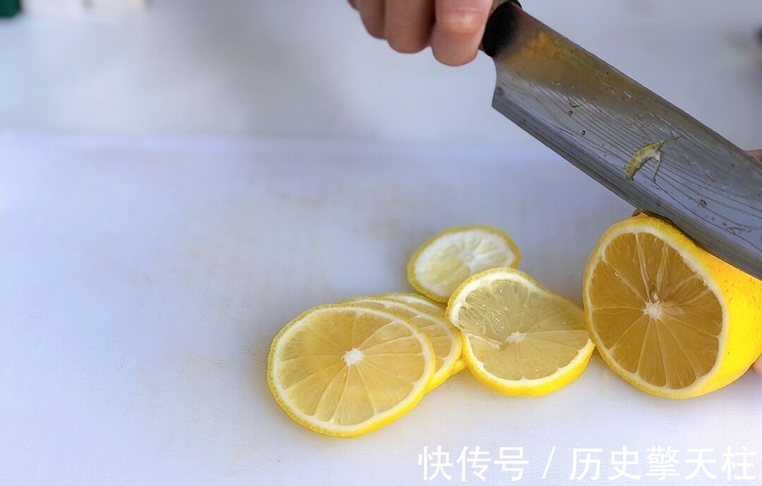 青柠檬|泡柠檬水，用开水还是冷水？都不对，教你正确做法，营养又好喝