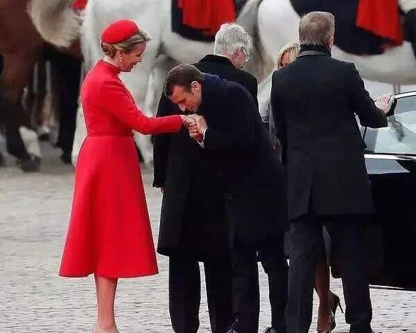 法国总统抛下大25岁老婆,和美女总统雨中深情拥抱对视,保镖知趣