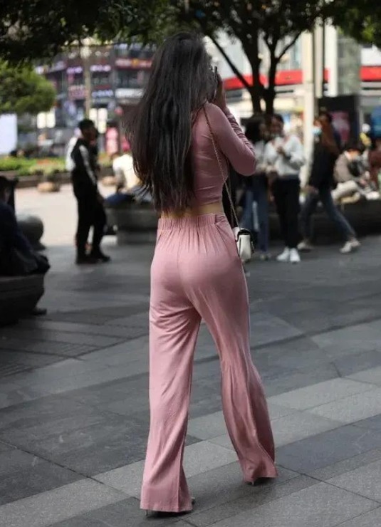 瑜伽服 粉色的瑜伽服套装时尚、简洁,搭配高跟鞋走在街上显得优雅迷人