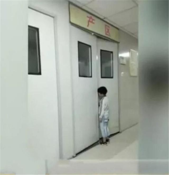 二宝|产房外：弟弟已被抱走，大宝却迟迟不肯离开：妈妈还没出来！