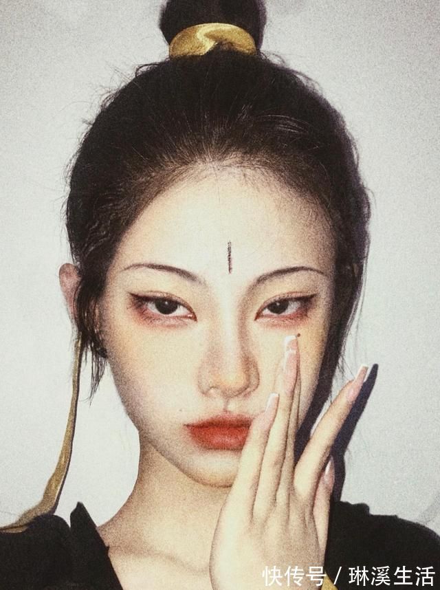 吊梢眼|西红柿ovo刷新“网红脸”标准,吊眼辨识度极高,厚嘴唇太醒目!