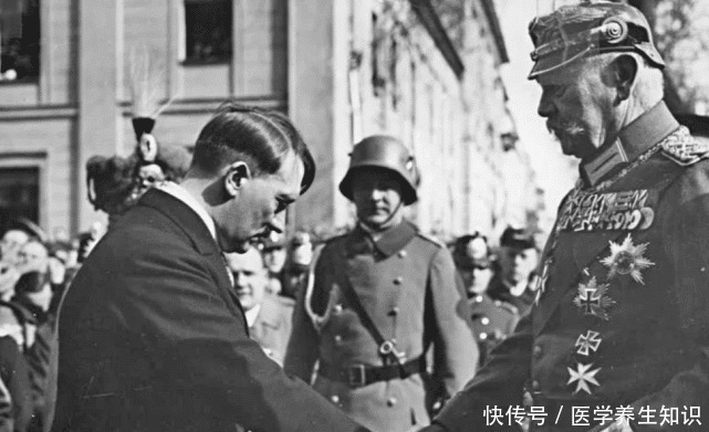 照片拍摄于|德意志之魂兴登堡希特勒与他握手时低头、葬礼规格堪比德皇