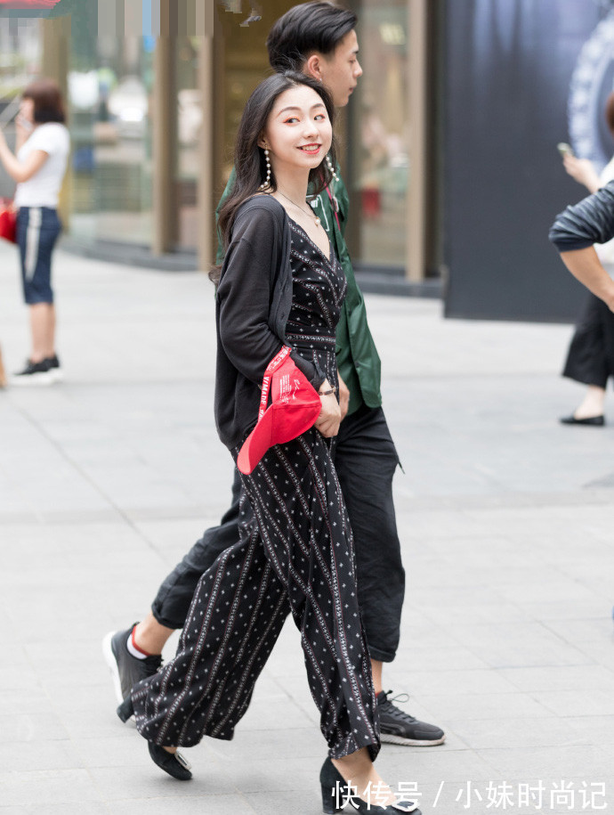 时髦|重庆街拍,一字肩黑白条纹上衣搭配牛仔裤,时髦又有女人味!