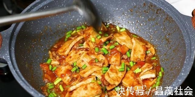 豆腐好吃有诀窍，大厨教你这样做，放一个西红柿，汤汁都拌饭吃了