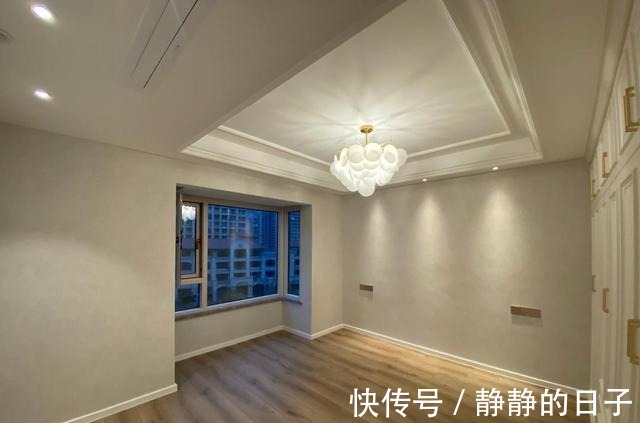 装修|她家装修轻奢风格，家具进场晾着通风中，电视墙很抢眼，分享一下！