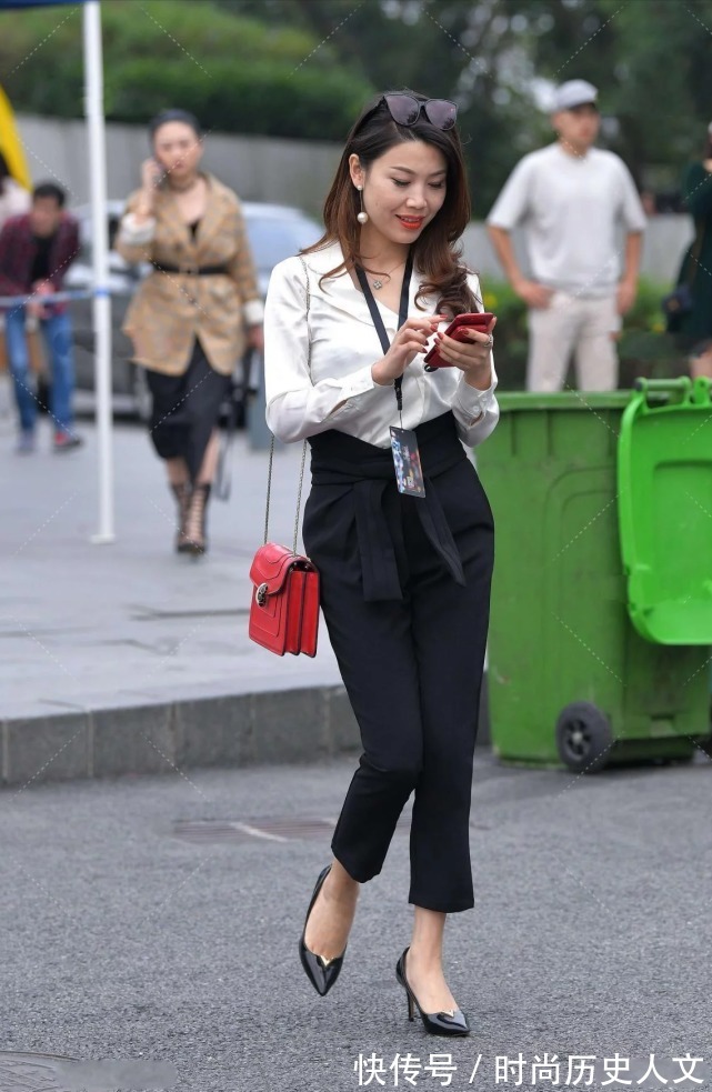 在职场 职场女性的穿衣技巧:在选择衬衣、裤子、鞋子时的注意事项