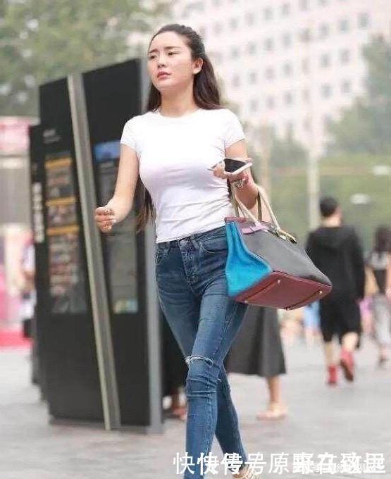 气质|紧身牛仔裤设计简单大方,穿起来修身显瘦,尽显优雅气质