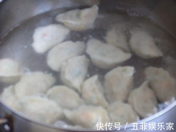 调饺子馅有诀窍，饺子店厨娘透漏这种调料必不可少，涨知识了