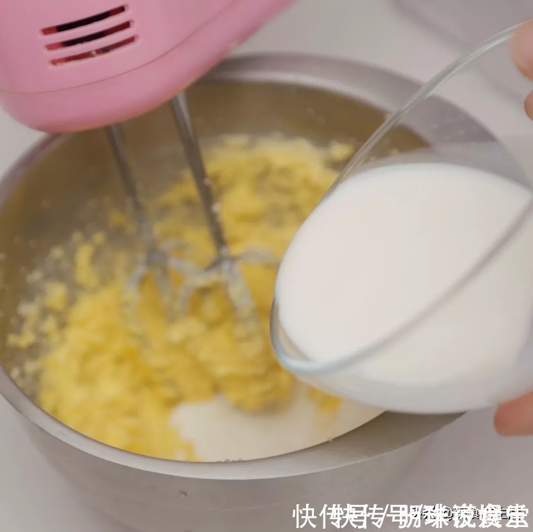 抹茶|夏日的时光做份抹茶玛芬蛋糕,在家就能轻松搞定,一次吃个够