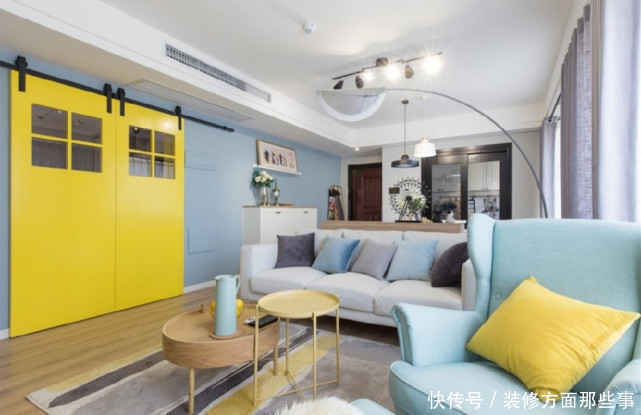 落地窗|97平北欧风三居室,客厅整面落地窗将光线引入室内,大气通透