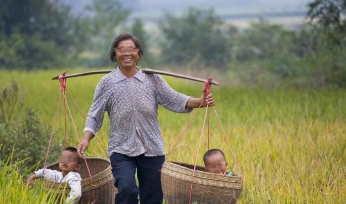 活着|老人带娃和年轻人带娃，对孩子有什么影响？网友：活着就好