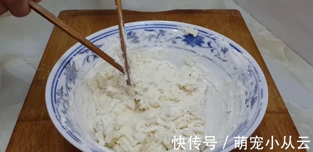 面粉这做法太香了,开水一烫,焦脆又空心,比油饼鸡蛋饼好吃几十倍