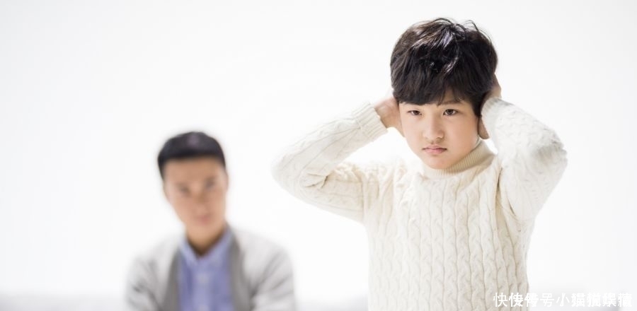 父亲拍孩子赖床视频,传至家庭群,孩子被激怒顺手拿起了剪刀