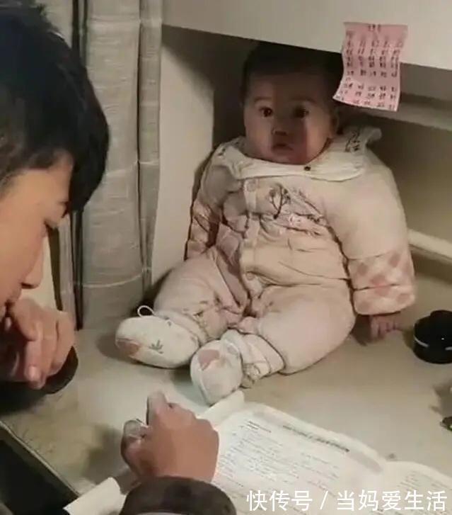父母|写作业遇难题,哥哥把2胎妹妹摆桌上“镇题”,网友:最萌陪读