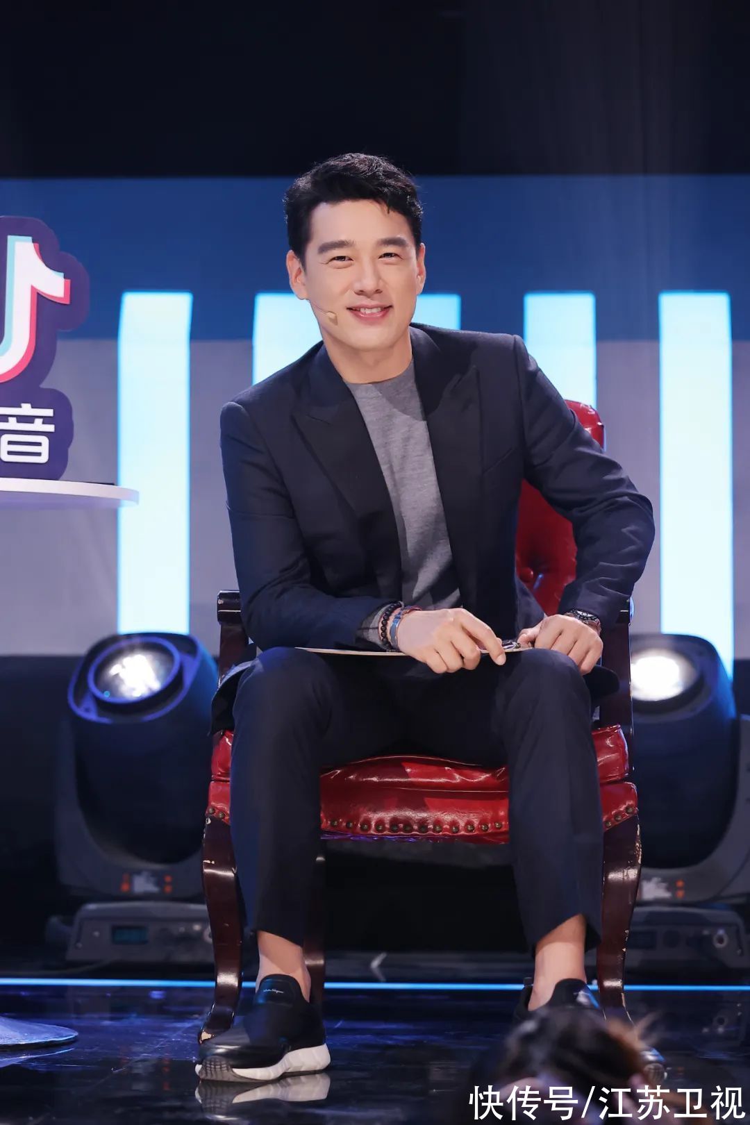 queen|《蒙面舞王》第二赛段淘汰赛开启,“国民舅舅”王耀庆惊喜助阵猜评团