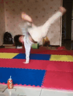 |搞笑GIF：妹子眼睛真优秀，怎么做到的？